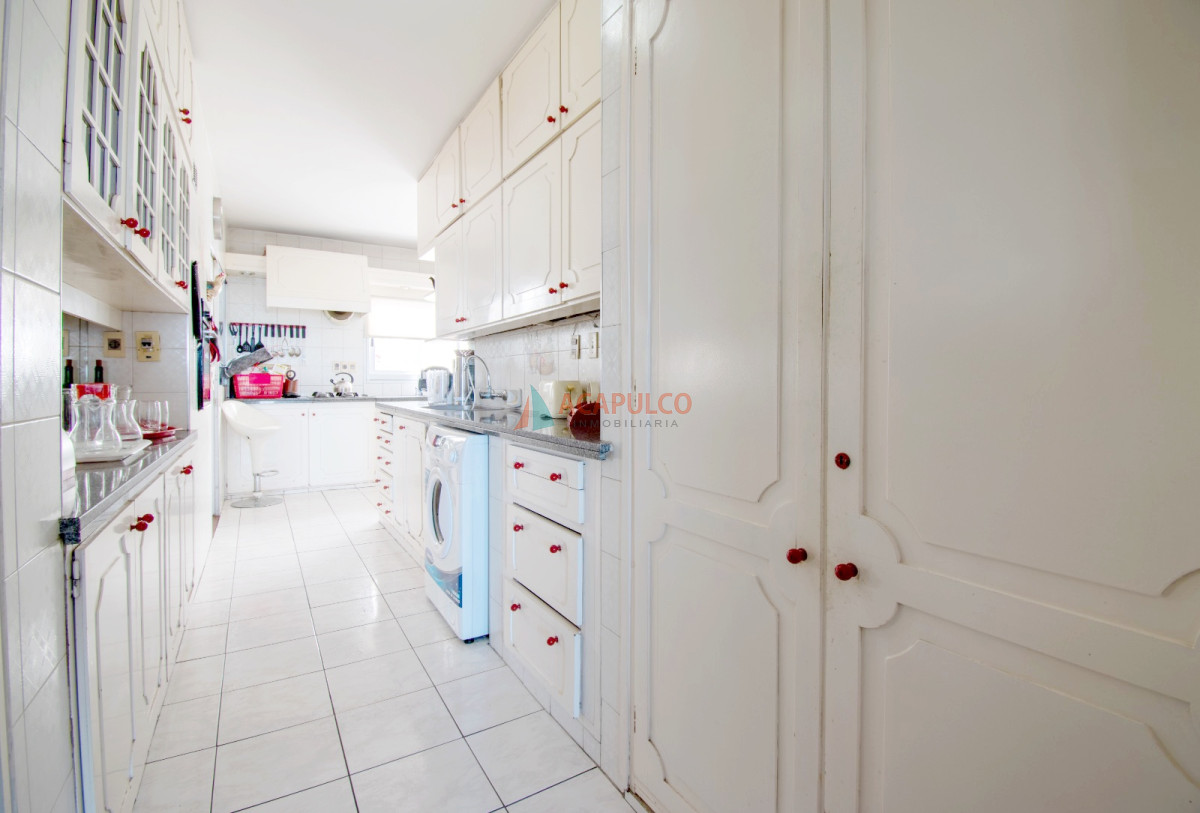 Apartamento ID.6317 - Venta apartamento 4 dormitorios, 4 baños, parrillero, 2 garajes,  vista al MAR