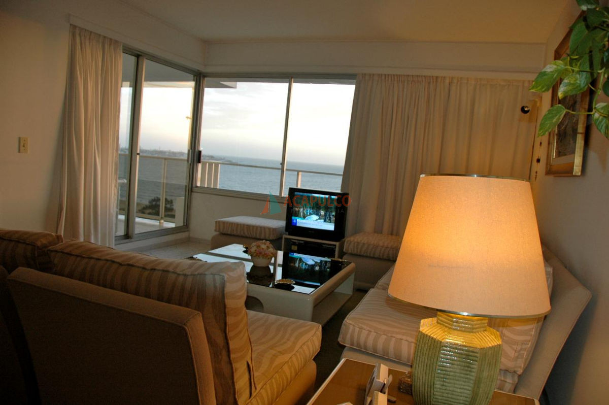 Apartamento Ref.1151/Gran-departamento-de-2-dormitorios-y-dependencia-de-servicio,-living-comedor,-cocina,-terraza,-garage-edificio-frente-al-mar - Gran departamento de 2 dormitorios y dependencia de servicio, living comedor, cocina, terraza, garage edificio frente al mar