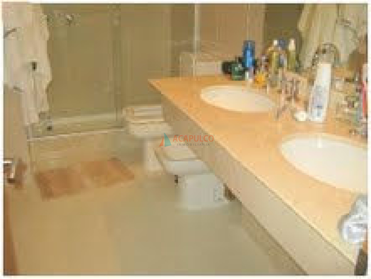 Apartamento ID.852 - Excelente apartamento con muy buenos servicios a metros del mar.-