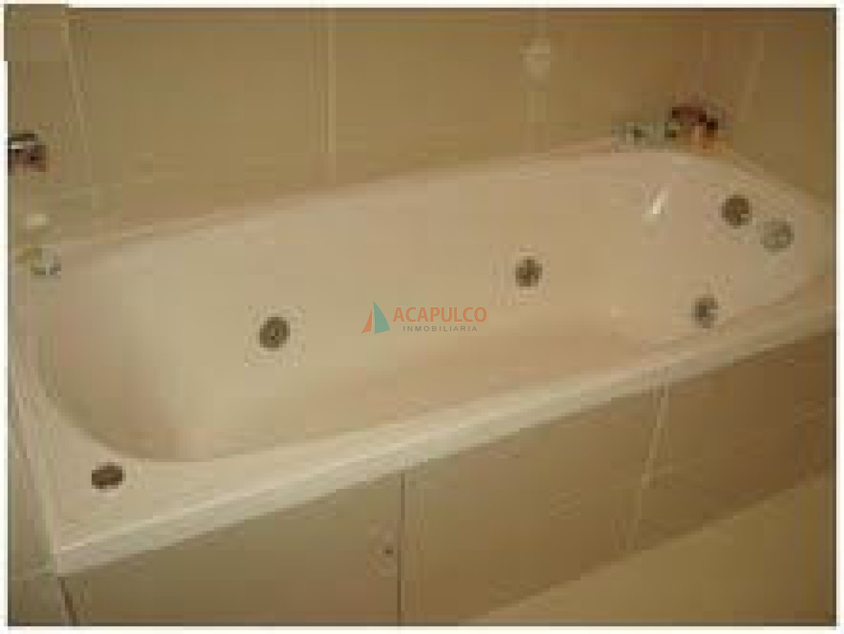 Apartamento ID.852 - Excelente apartamento con muy buenos servicios a metros del mar.-