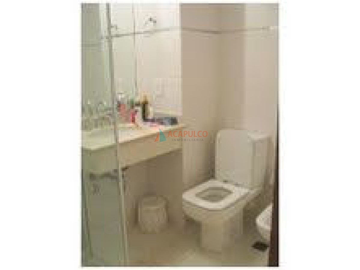 Apartamento ID.852 - Excelente apartamento con muy buenos servicios a metros del mar.-