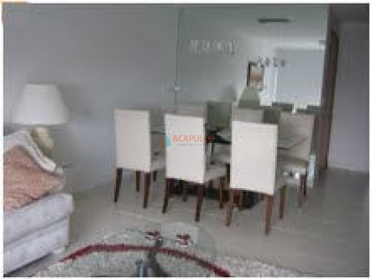 Apartamento ID.852 - Excelente apartamento con muy buenos servicios a metros del mar.-