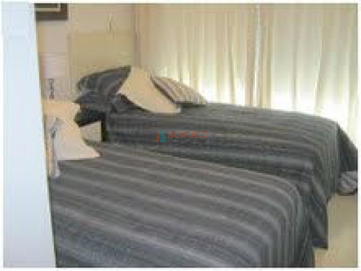 Apartamento ID.852 - Excelente apartamento con muy buenos servicios a metros del mar.-