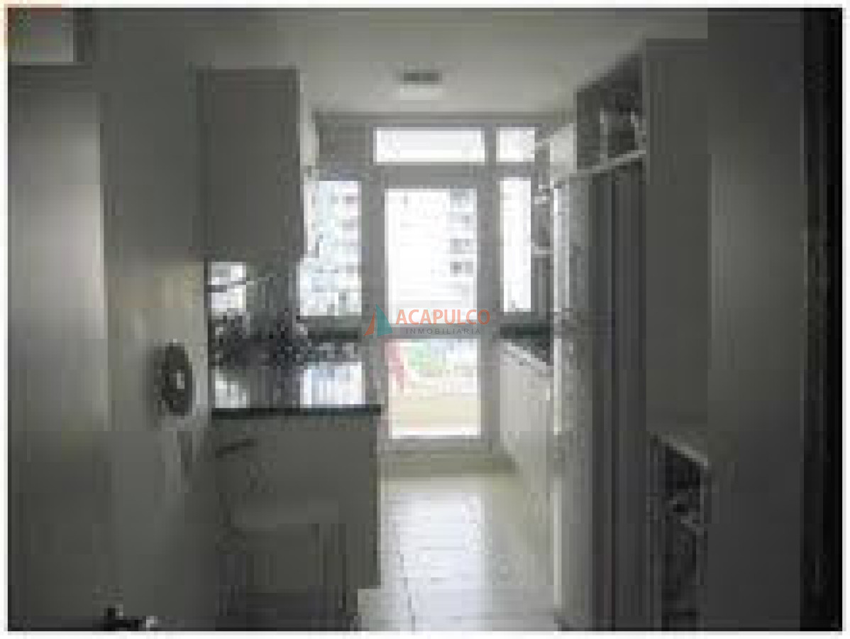 Apartamento ID.852 - Excelente apartamento con muy buenos servicios a metros del mar.-