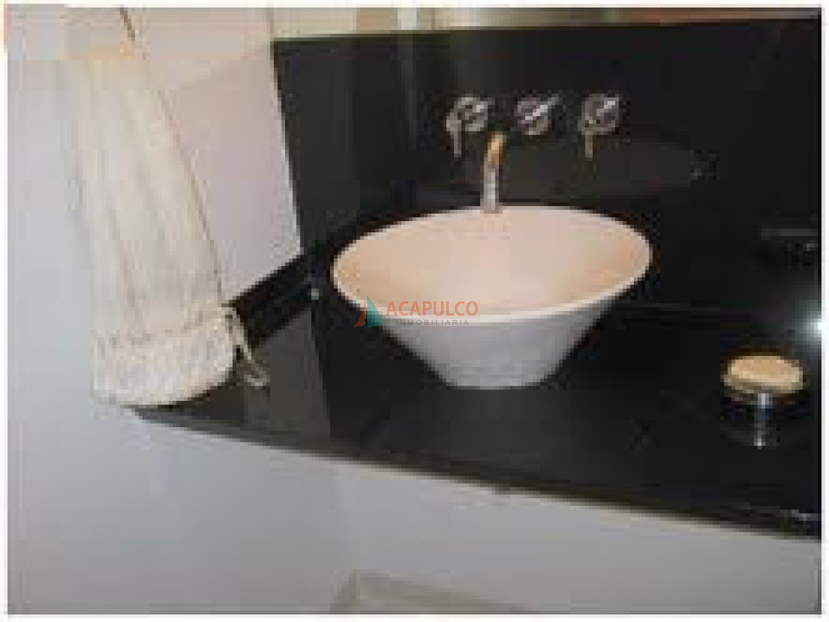 Apartamento ID.852 - Excelente apartamento con muy buenos servicios a metros del mar.-