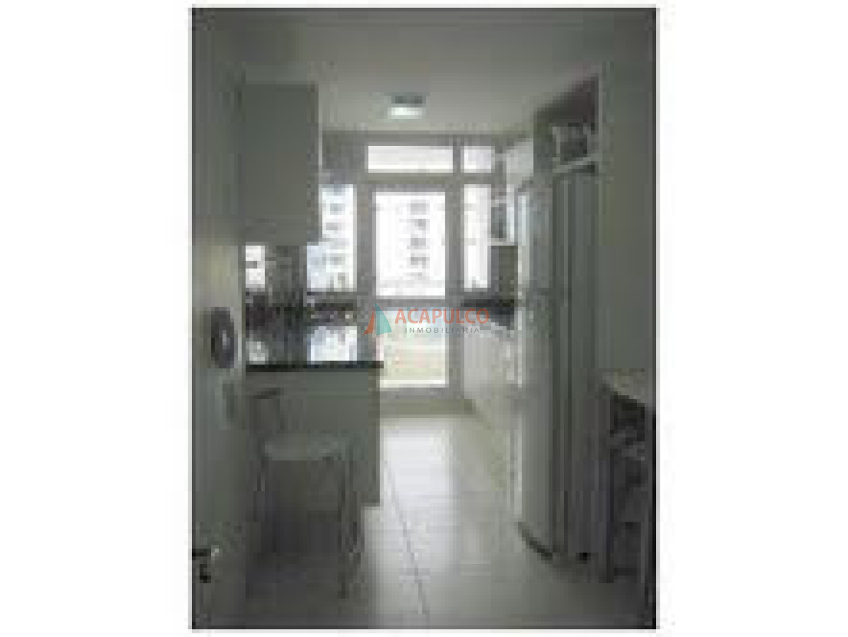 Apartamento ID.852 - Excelente apartamento con muy buenos servicios a metros del mar.-