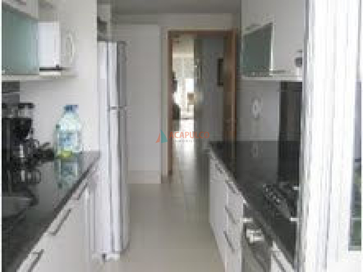 Apartamento ID.852 - Excelente apartamento con muy buenos servicios a metros del mar.-