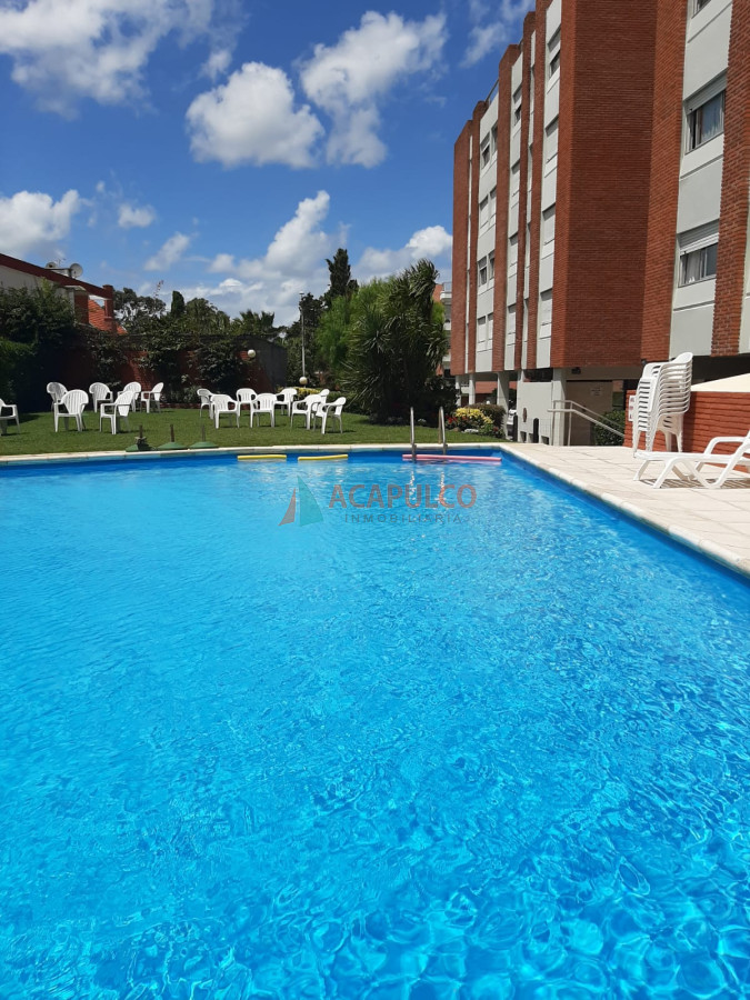 Apartamento Ref.1441/Edificio-frente-al-mar,-lateral,-hermoso-apartamento,-muy-prolijo.-Living-comedor,-cocina-equipada,-terraza-con-parrillero - Apartamento de 1 dormitorio y medio con parrillero propio en edificio frente al mar con piscina