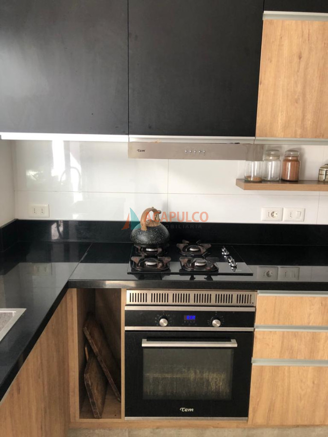 Apartamento ID.5611 - Alquiler apartamento 3 dormitorios, 2 baños Estufa a leña en Pocitos