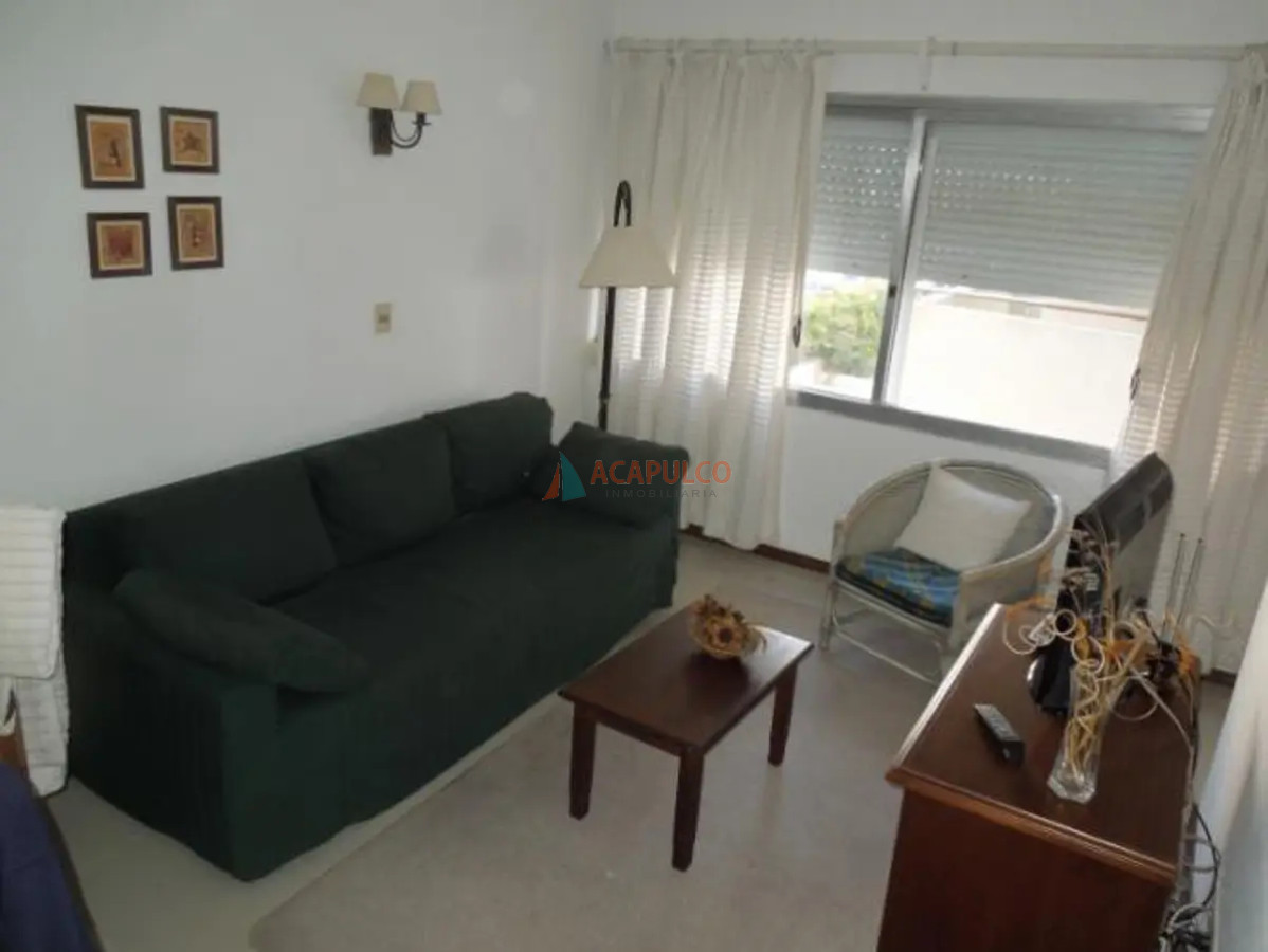 Apartamento Ref.6189/Península---Punta-del-Este---Apartamento-en-alquiler-de-2-dormitorios-y-1-baño-completos---Con-cochera - Península - Punta del Este - Apartamento en alquiler de 2 dormitorios y 1 baño completos - Con cochera