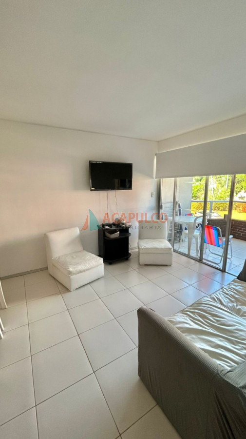 Apartamento ID.1441 - Apartamento de 1 dormitorio y medio con parrillero propio en edificio frente al mar con piscina