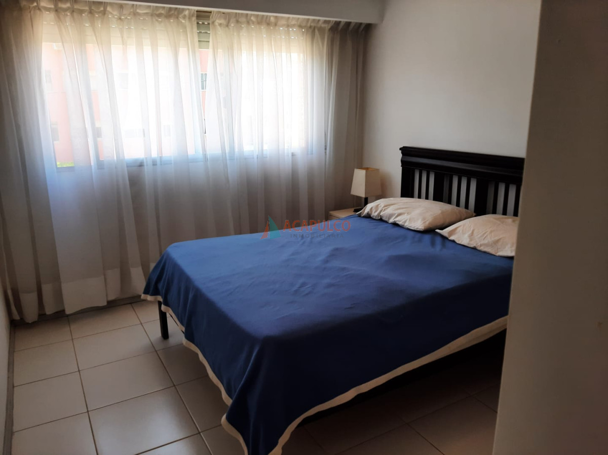 Apartamento Ref.1441/Edificio-frente-al-mar,-lateral,-hermoso-apartamento,-muy-prolijo.-Living-comedor,-cocina-equipada,-terraza-con-parrillero - Apartamento de 1 dormitorio y medio con parrillero propio en edificio frente al mar con piscina
