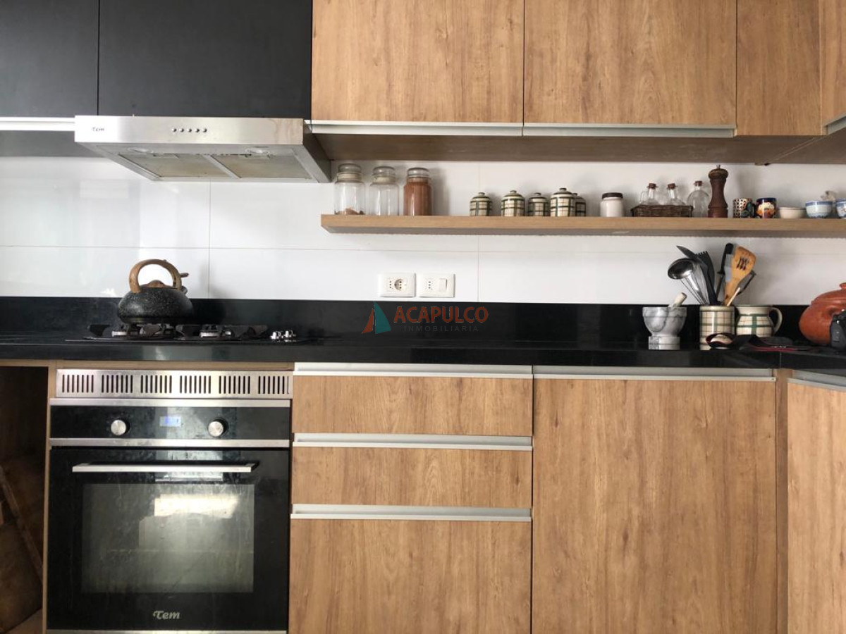 Apartamento ID.5611 - Alquiler apartamento 3 dormitorios, 2 baños Estufa a leña en Pocitos