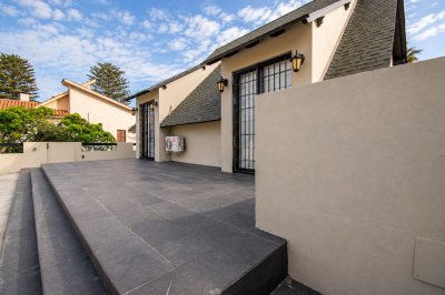 Alquiler apartamento 2 dormitorios en Carrasco 2 cocheras amoblado. Sin gastos comunes.