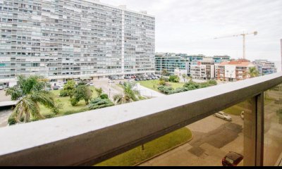 Venta apartamento 4 dormitorios, 4 baños, garaje en Pocitos con vista lateral al Mar