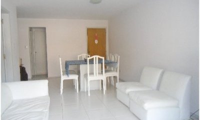 Apartamento de 1 dormitorio y medio con parrillero propio en edificio frente al mar con piscina