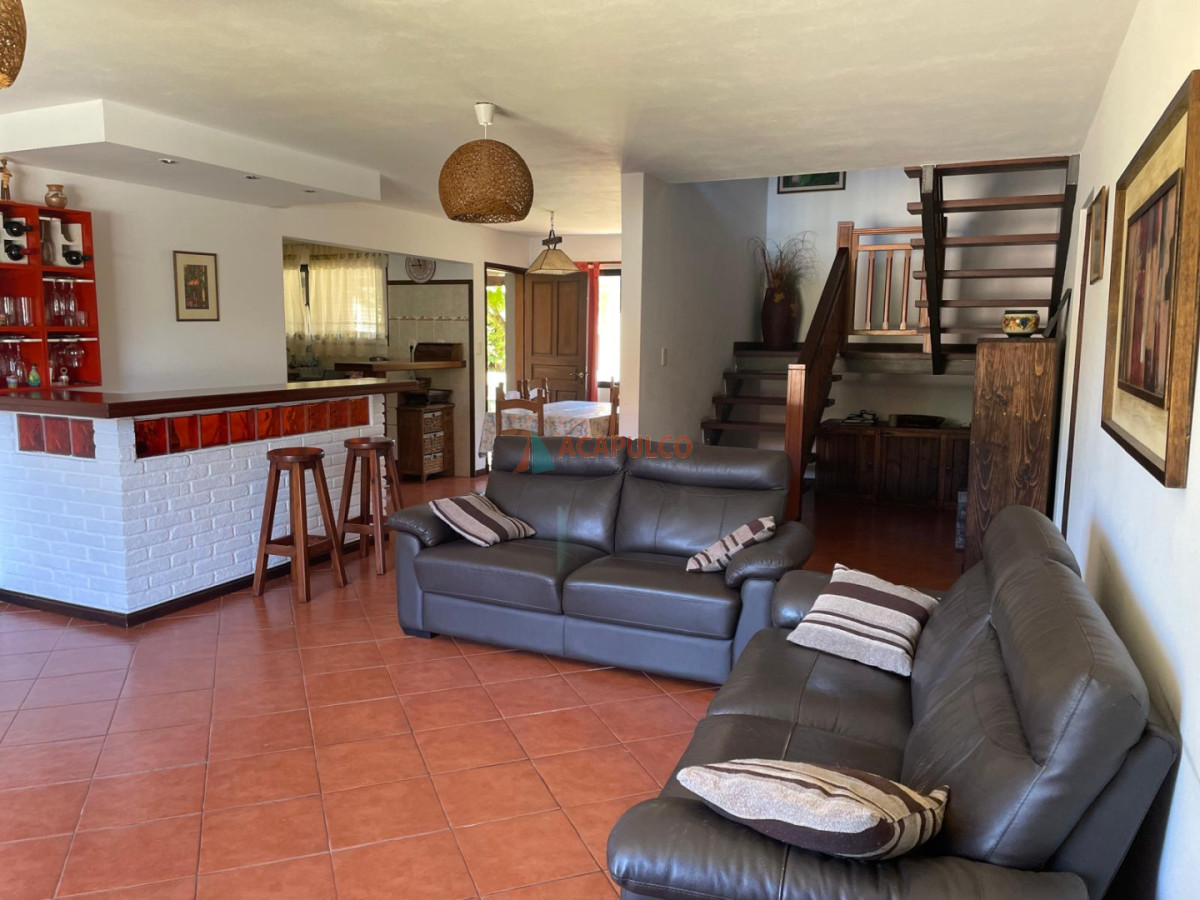 Casa ID.3292 - IMPECABLE  -BARRIO PRIVADO - 6 DORMITORIOS