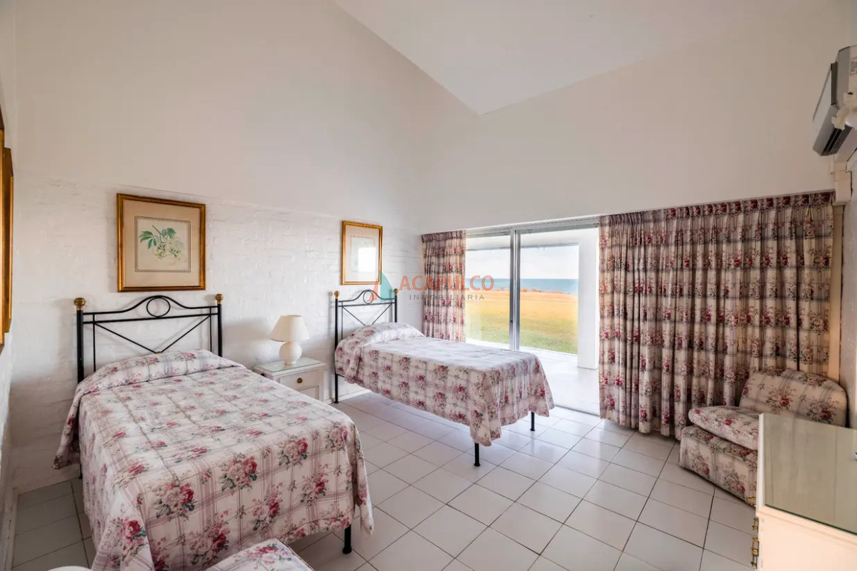 Casa ID.2099 - FRENTE AL MAR EXCELENTE VISTA- MUY BUENA CASA MUY BIEN EQUIPADA.