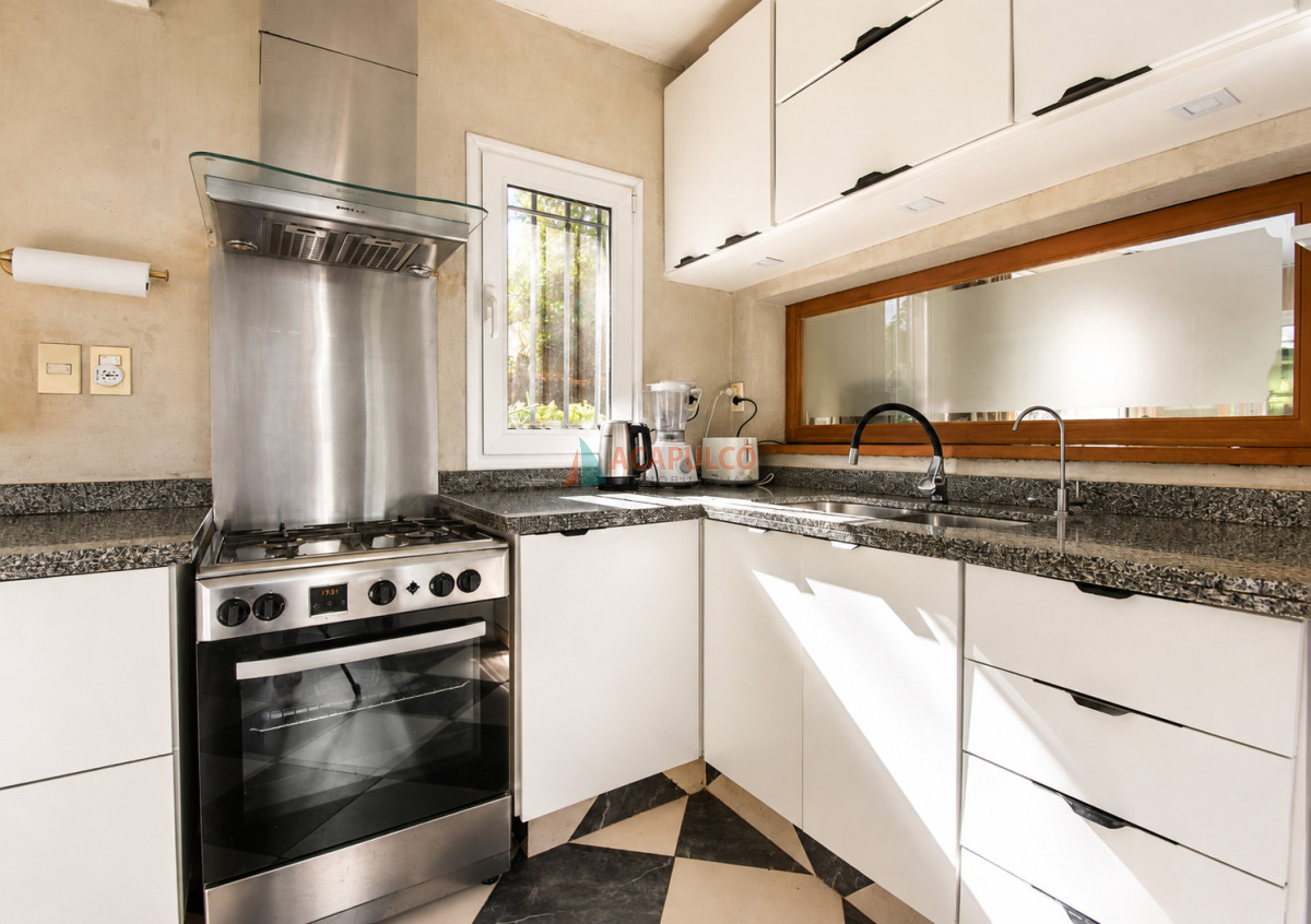 Casa ID.6528 - Venta casa 5 dormitorios, 4 baños en Carrasco Sur, piscina, barbacoa, 4 cocheras