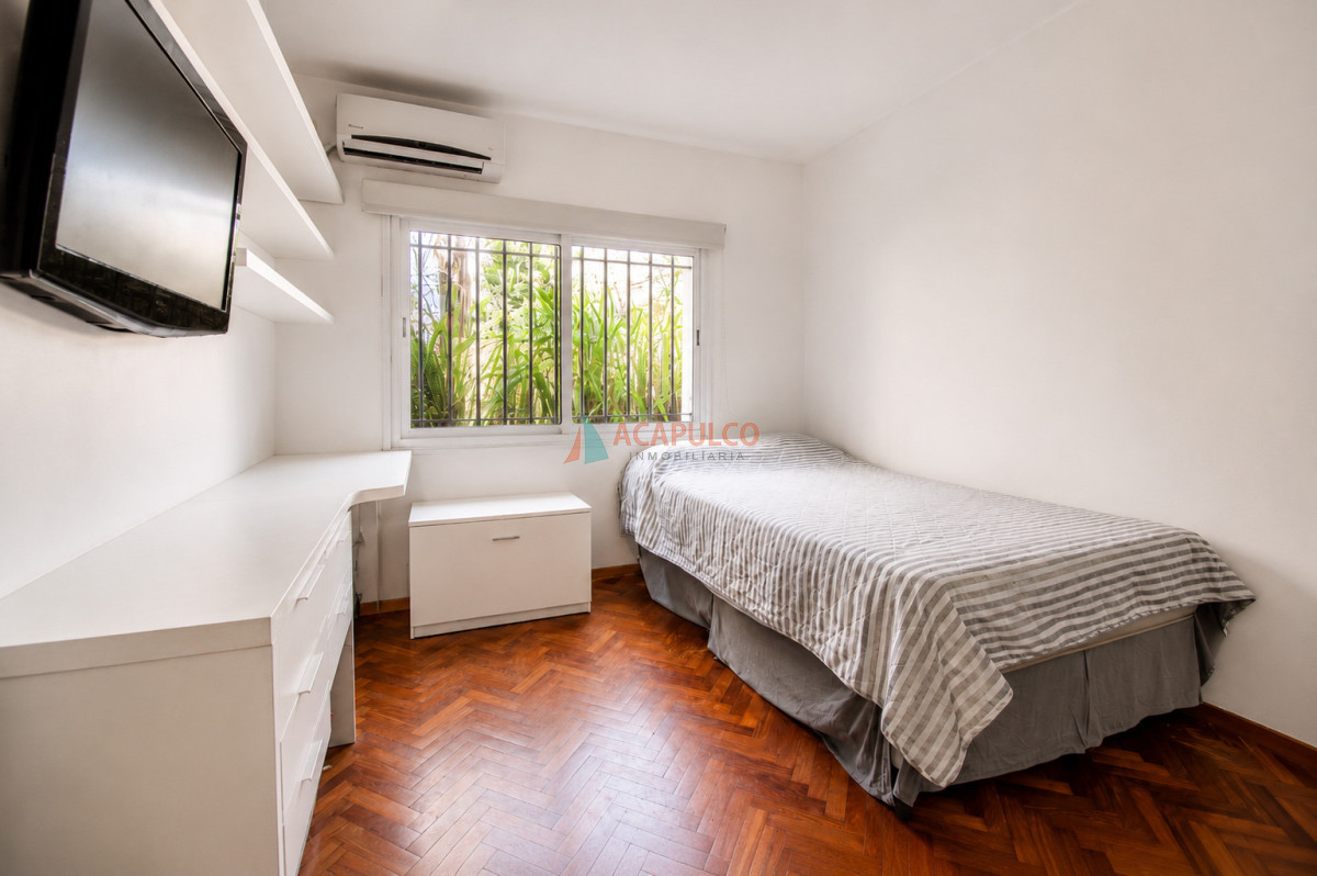 Casa ID.6528 - Venta casa 5 dormitorios, 4 baños en Carrasco Sur, piscina, barbacoa, 4 cocheras