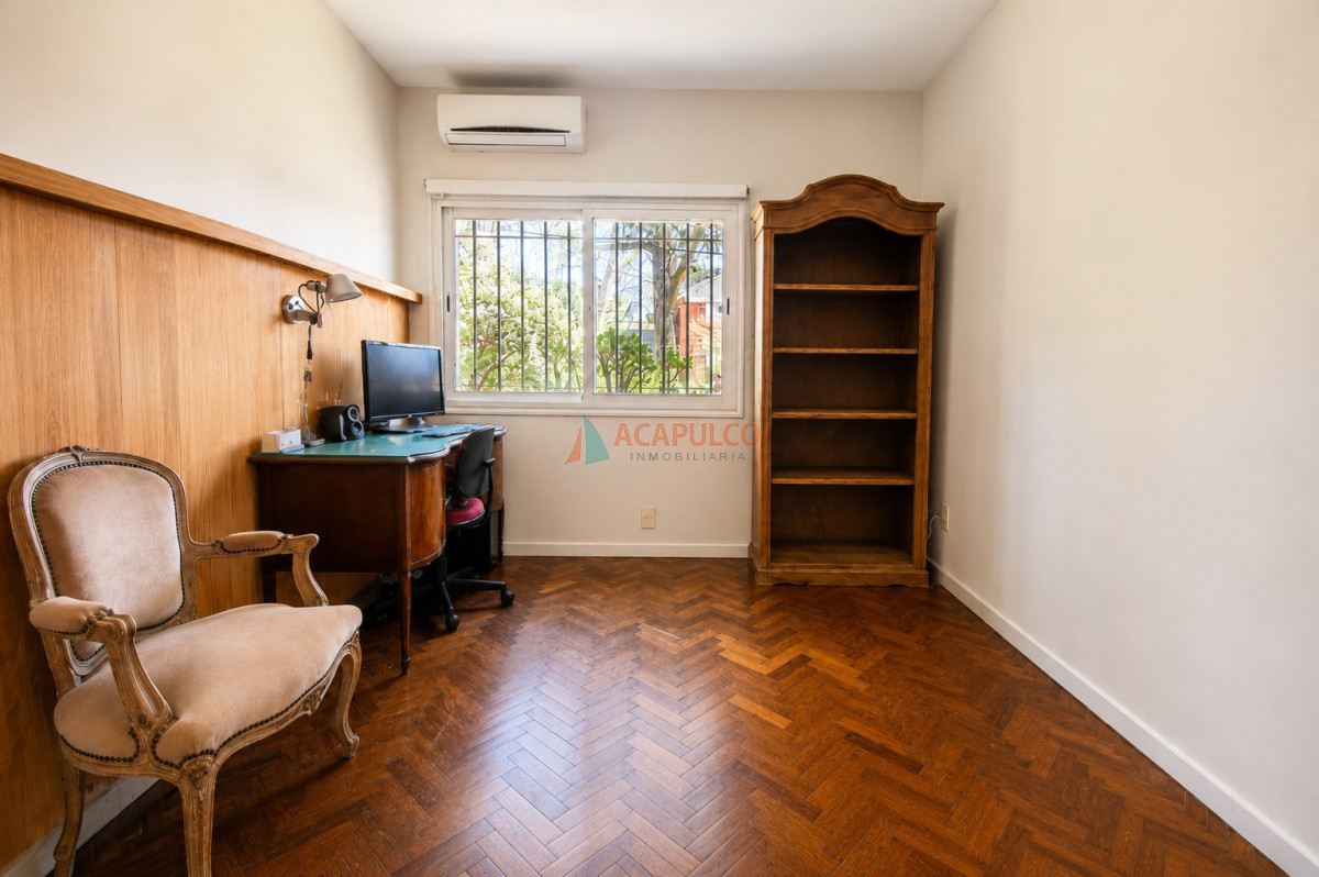 Casa ID.6528 - Venta casa 5 dormitorios, 4 baños en Carrasco Sur, piscina, barbacoa, 4 cocheras