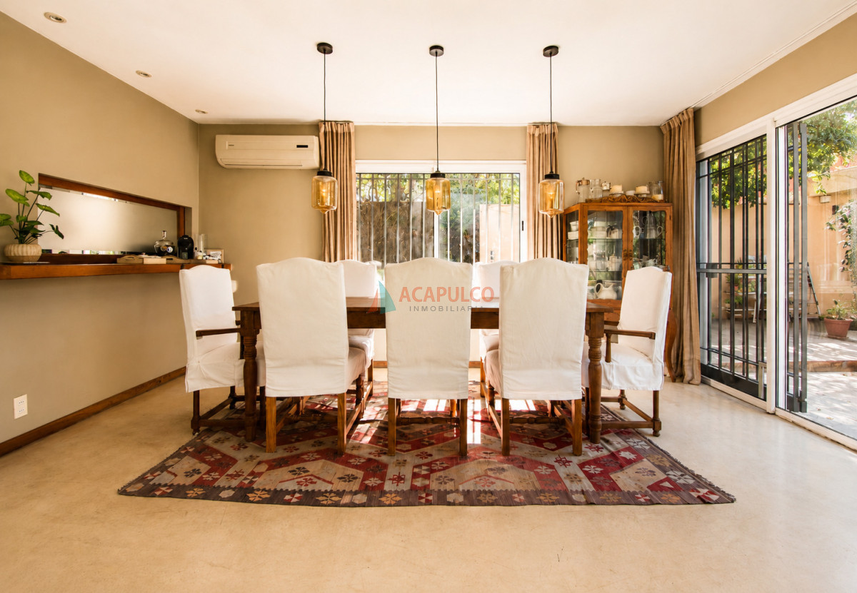 Casa ID.6528 - Venta casa 5 dormitorios, 4 baños en Carrasco Sur, piscina, barbacoa, 4 cocheras