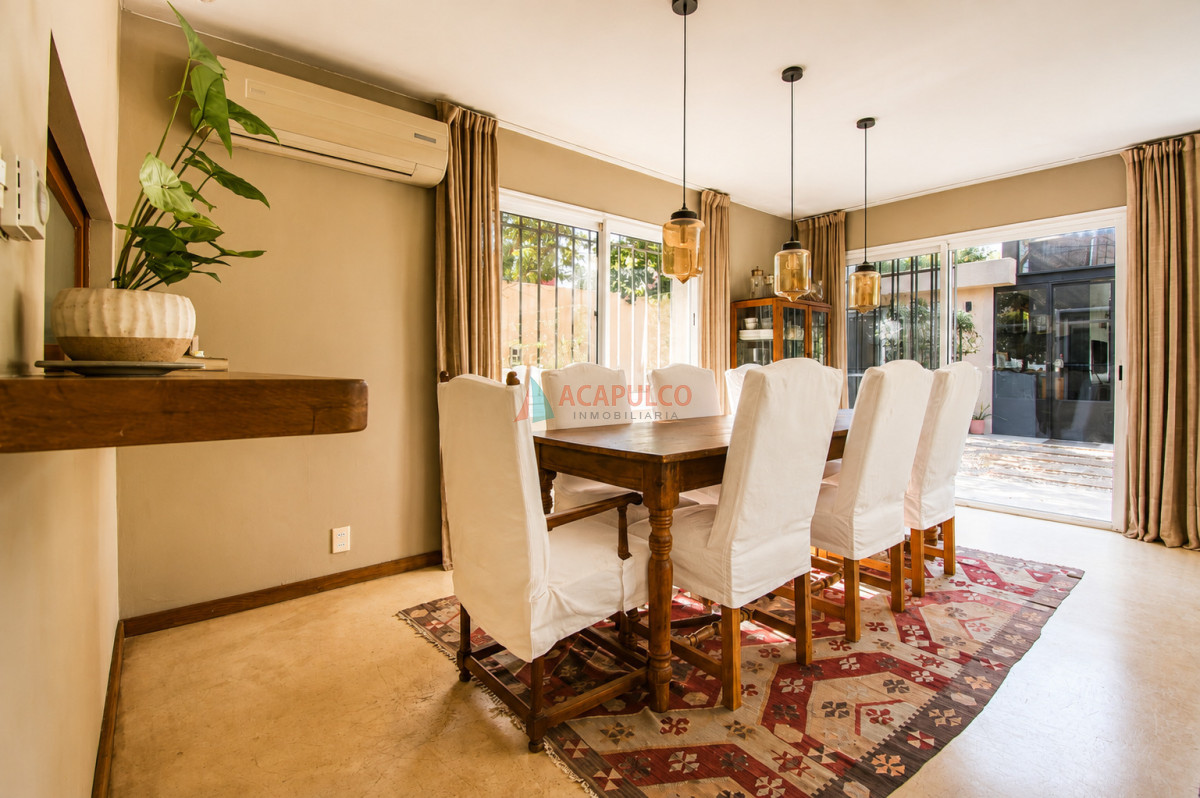 Casa ID.6528 - Venta casa 5 dormitorios, 4 baños en Carrasco Sur, piscina, barbacoa, 4 cocheras