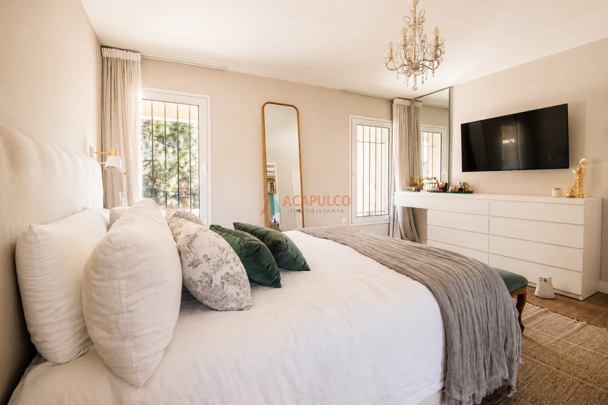 Casa ID.6528 - Venta casa 5 dormitorios, 4 baños en Carrasco Sur, piscina, barbacoa, 4 cocheras