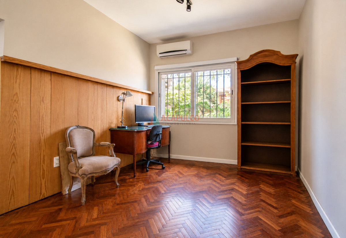 Casa ID.6528 - Venta casa 5 dormitorios, 4 baños en Carrasco Sur, piscina, barbacoa, 4 cocheras
