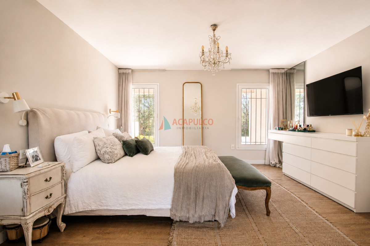 Casa ID.6528 - Venta casa 5 dormitorios, 4 baños en Carrasco Sur, piscina, barbacoa, 4 cocheras