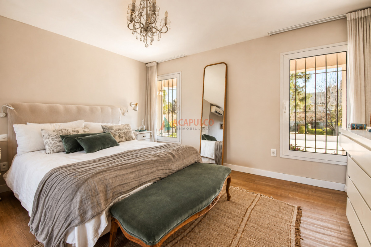 Casa ID.6528 - Venta casa 5 dormitorios, 4 baños en Carrasco Sur, piscina, barbacoa, 4 cocheras