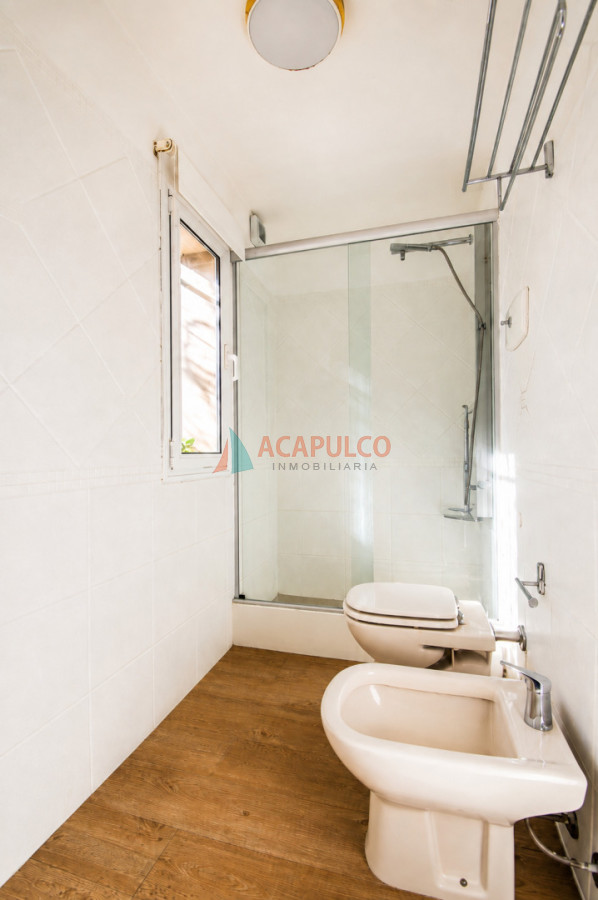 Casa ID.6528 - Venta casa 5 dormitorios, 4 baños en Carrasco Sur, piscina, barbacoa, 4 cocheras