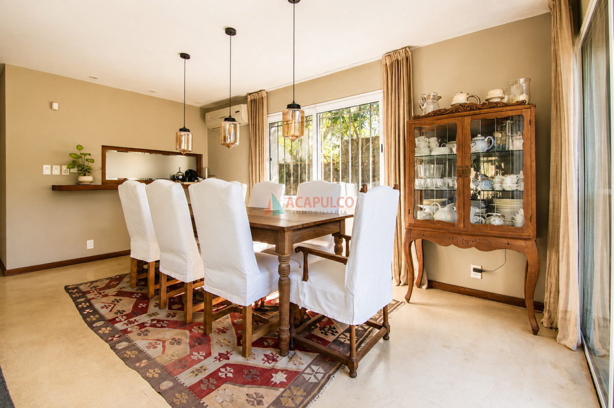 Casa ID.6529 - Venta casa 5 dormitorios, 4 baños en Carrasco, cancha de futbol, piscina, barbacoa, 4 cocheras