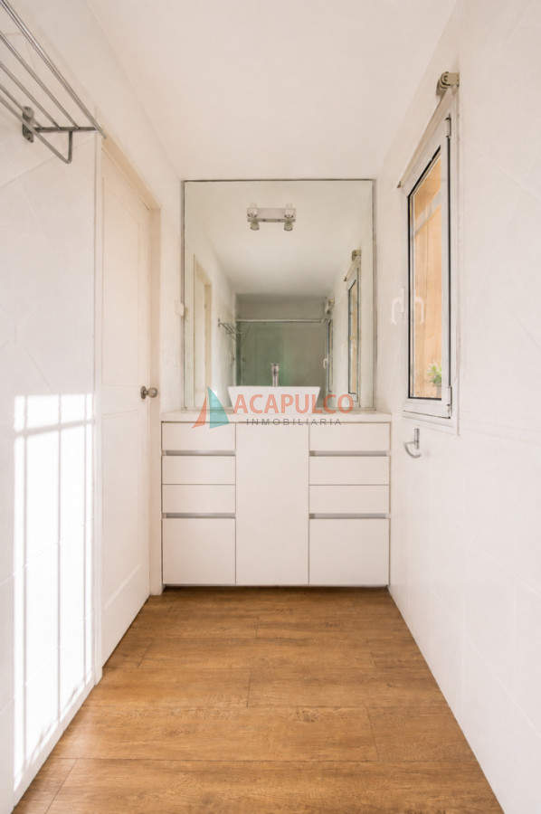 Casa ID.6529 - Venta casa 5 dormitorios, 4 baños en Carrasco, cancha de futbol, piscina, barbacoa, 4 cocheras