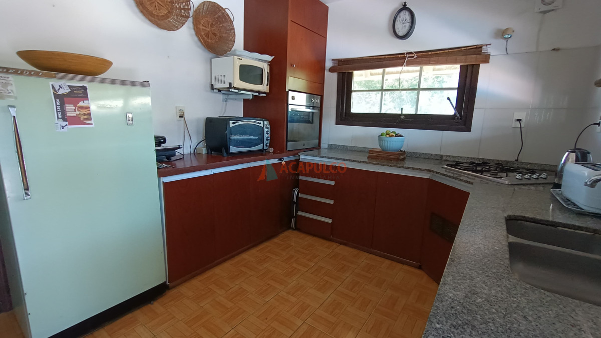 Casa Ref.2443 - Casa en Balneario Buenos Aires, 4 dormitorios 