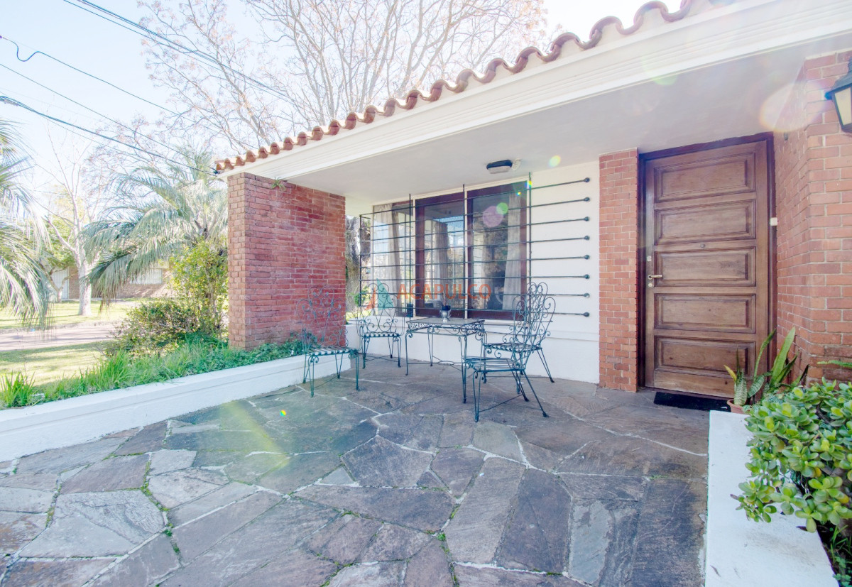 Casa Ref.6145 - Venta casa 3 dormitorios garaje y fondo en Atlántida