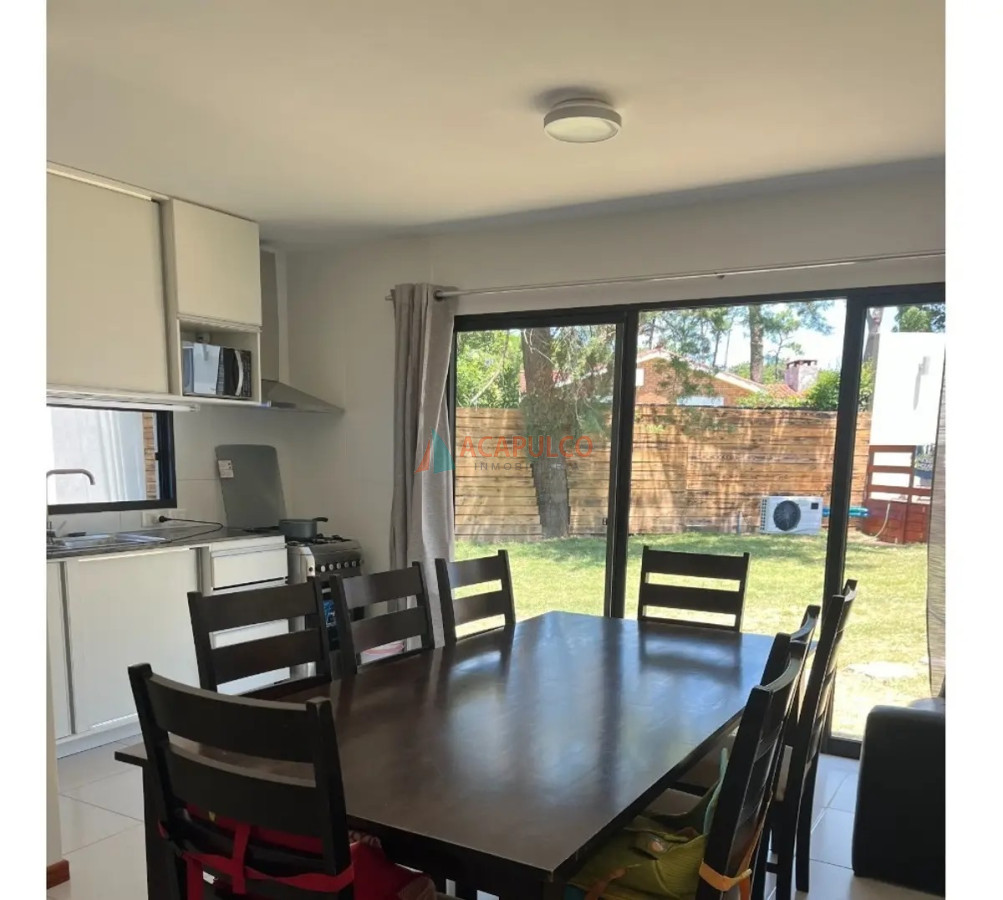 Casa Ref.4576 - Casa en Venta - Cantegril - Punta Este - 4 dormitorios y 3 baños - piscina climatizada 