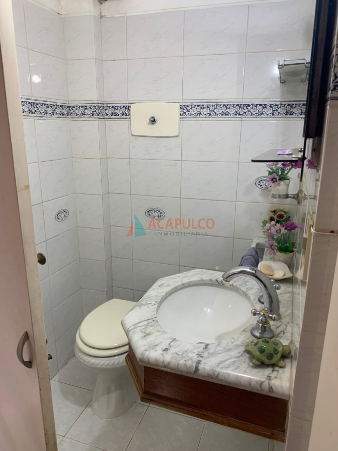 Casa Ref.4630 - Casa en Venta 4 Dormitorios, 3 baños, fondo con Piscina y Parrillero.