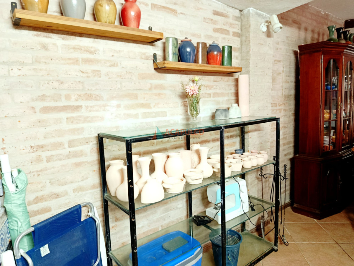 Casa ID.4630 - Casa en Venta 4 Dormitorios, 3 baños, fondo con Piscina y Parrillero.