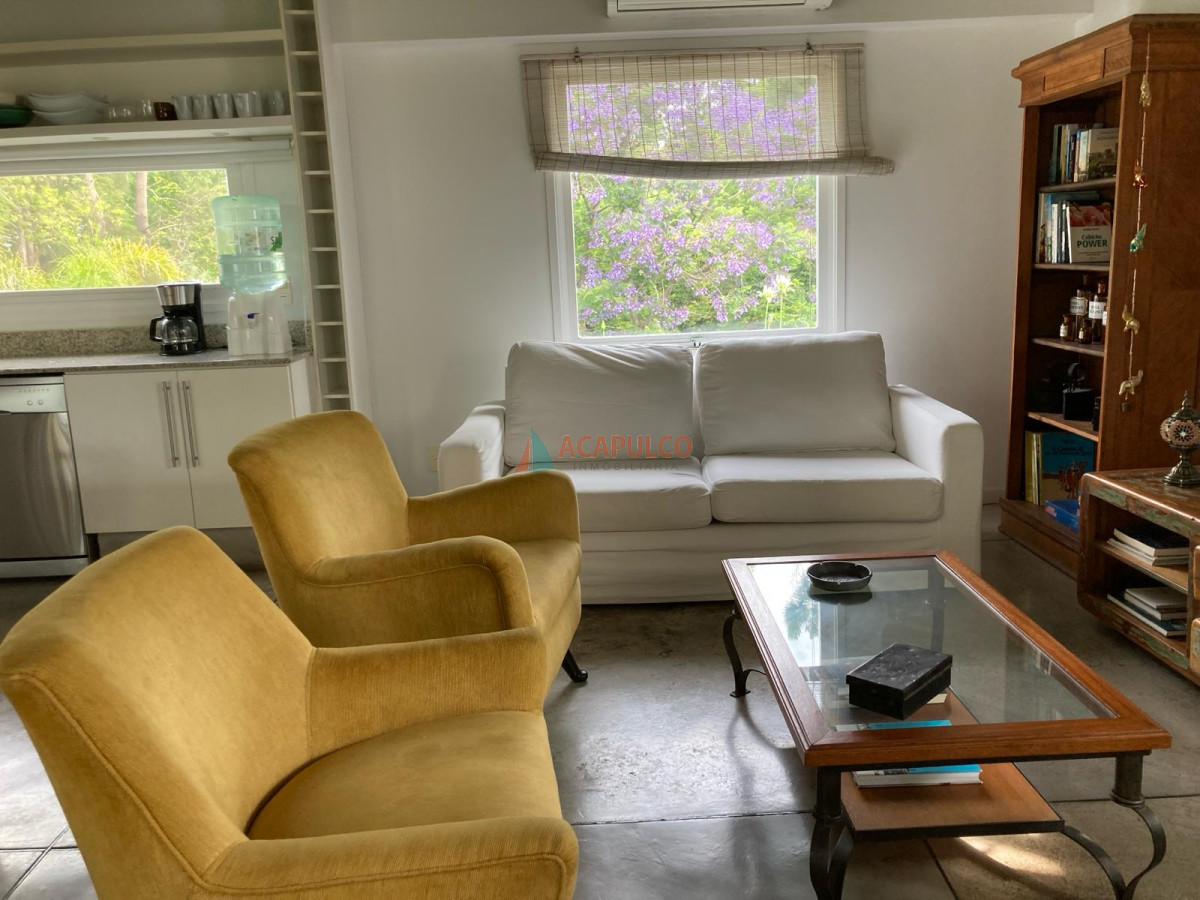 Casa Ref.2272/BARRIO-ARBOLADA-3-dormitorios,-2-baños,-1-suite,-living-comedor,-cocina,-estacionamiento - BARRIO ARBOLADA 3 dormitorios, 2 baños, 1 suite, living comedor, cocina, estacionamiento.
