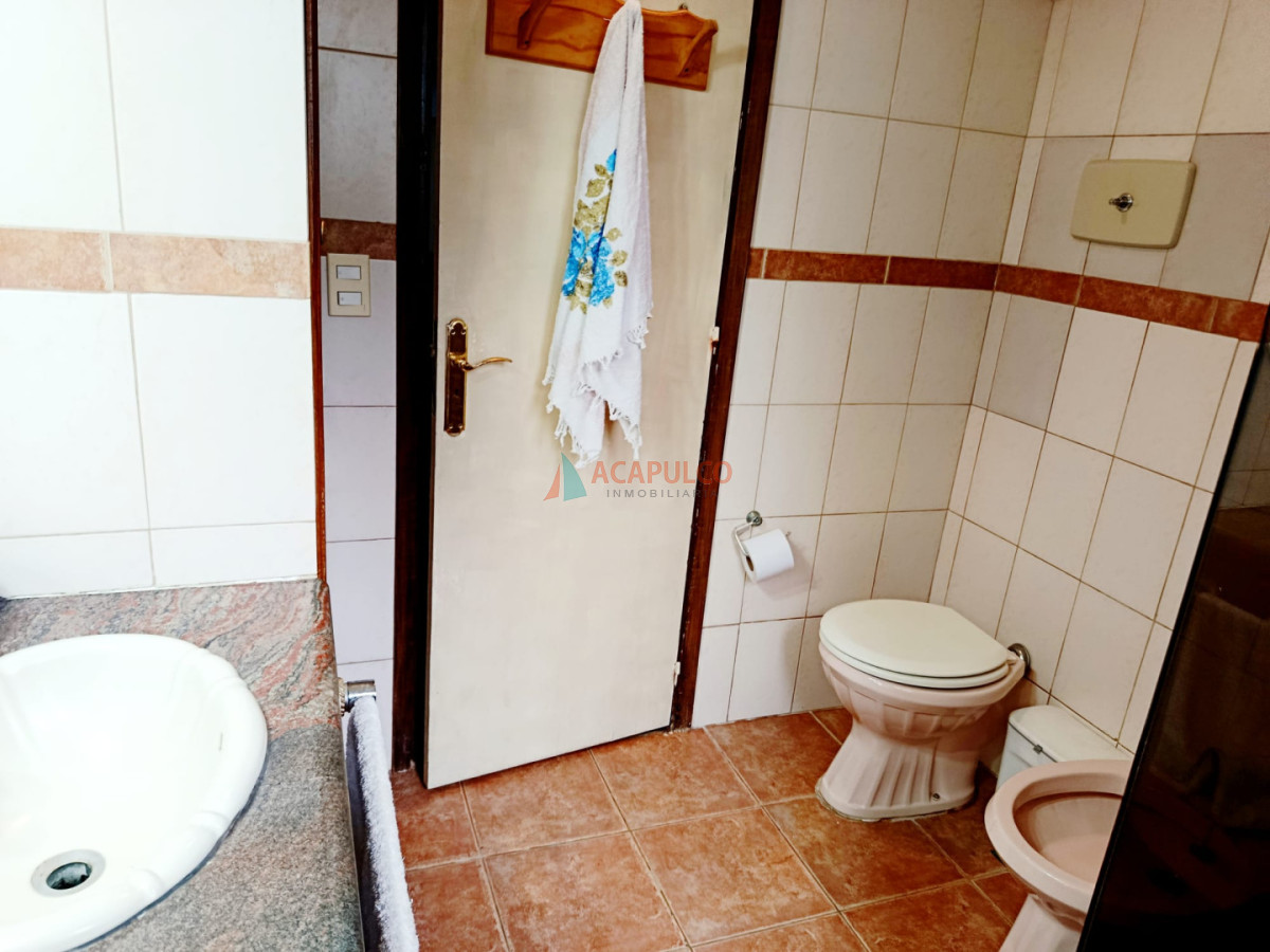 Casa ID.4630 - Casa en Venta 4 Dormitorios, 3 baños, fondo con Piscina y Parrillero.