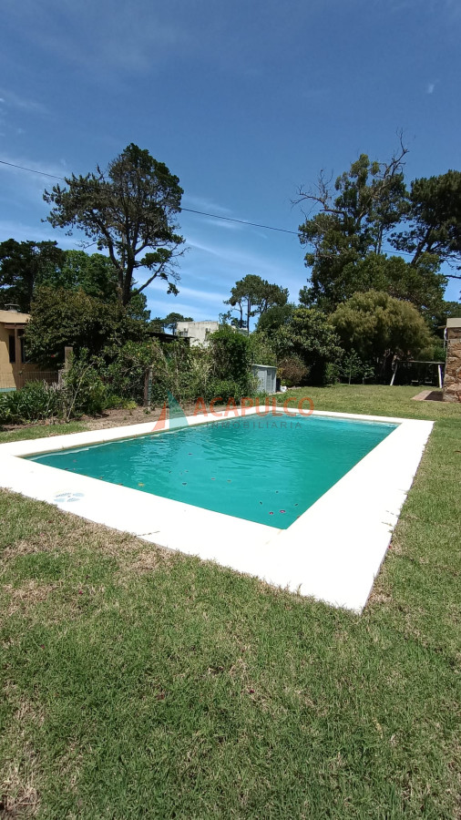 Casa Ref.4489/Casa-de-3-dormitorios-y-piscina-en-Cantegril---Punta-del-Este - Casa de 3 dormitorios y piscina en Cantegril - Punta del Este