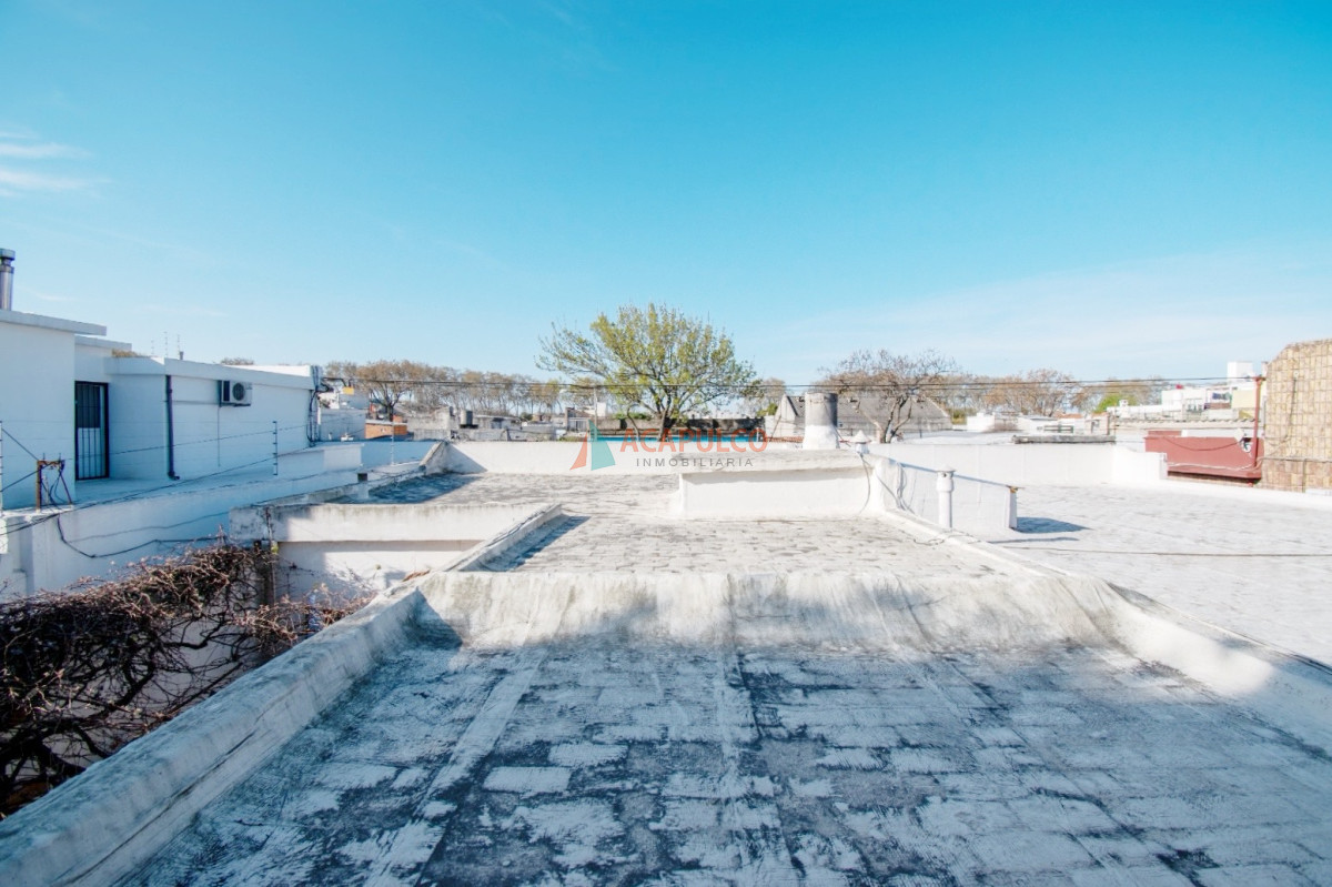 Casa Ref.6247 - Venta casa de 2 dormitorios con un apartamento de 2 dormitorios y cochera en la Blanqueada 