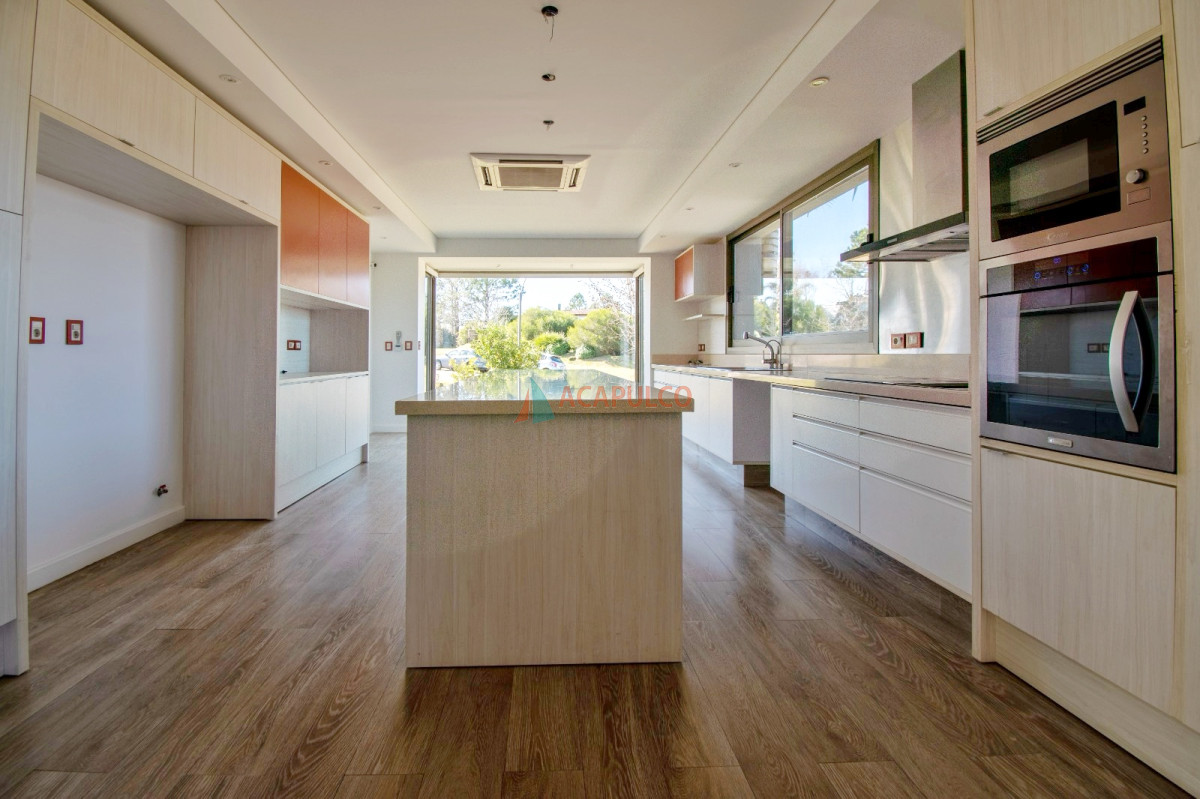 Casa ID.6184 - Venta Casa Barrio Privado  4 dormitorios, barbacoa cerrada, piscina climatizada, jacuzzi, sauna y gimnasio