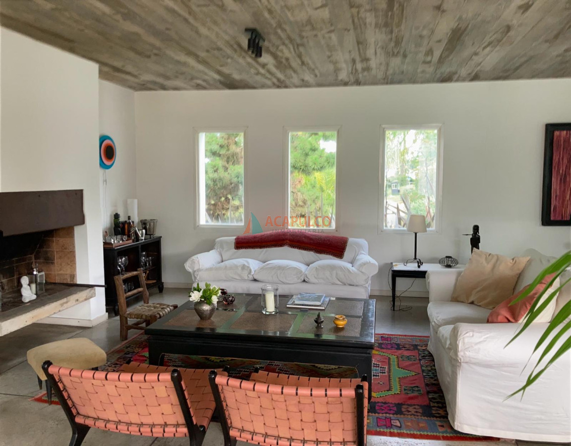 Casa Ref.2272/BARRIO-ARBOLADA-3-dormitorios,-2-baños,-1-suite,-living-comedor,-cocina,-estacionamiento - BARRIO ARBOLADA 3 dormitorios, 2 baños, 1 suite, living comedor, cocina, estacionamiento.