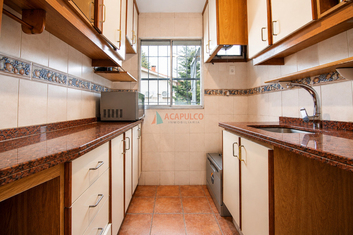 Casa ID.6515 - Alquiler casa 2 o 3 dormitorios en Carrasco, 2 cocheras, amoblada
