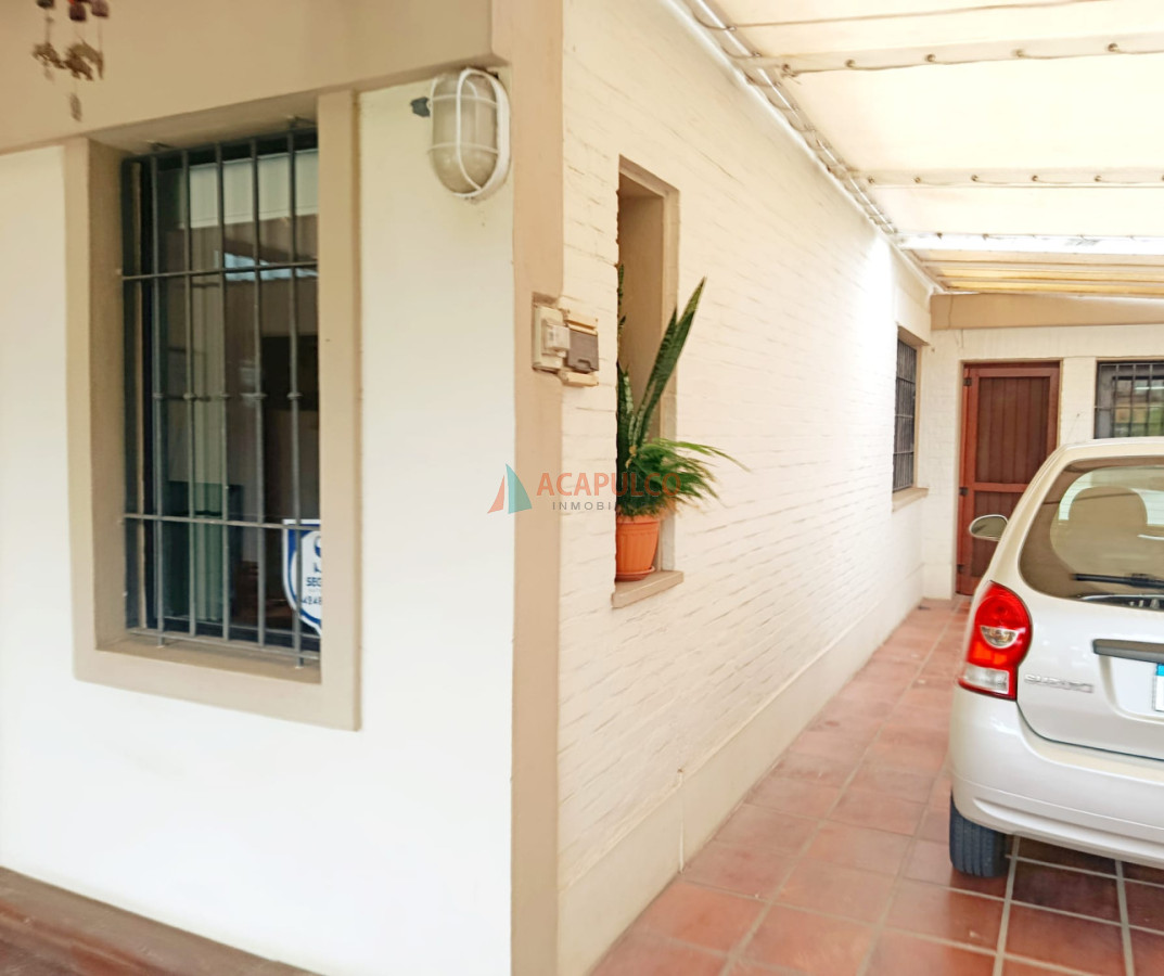 Casa ID.4630 - Casa en Venta 4 Dormitorios, 3 baños, fondo con Piscina y Parrillero.