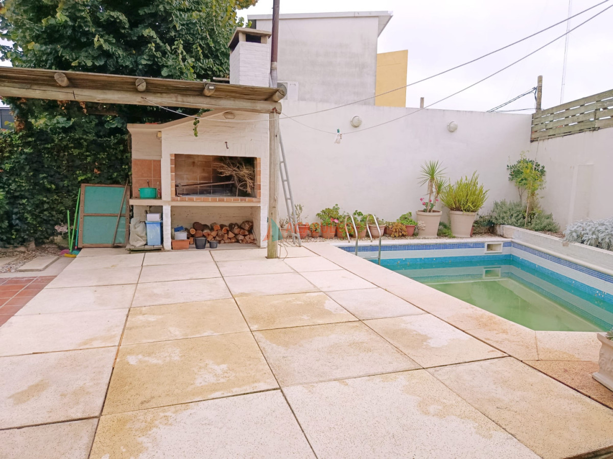 Casa ID.4630 - Casa en Venta 4 Dormitorios, 3 baños, fondo con Piscina y Parrillero.
