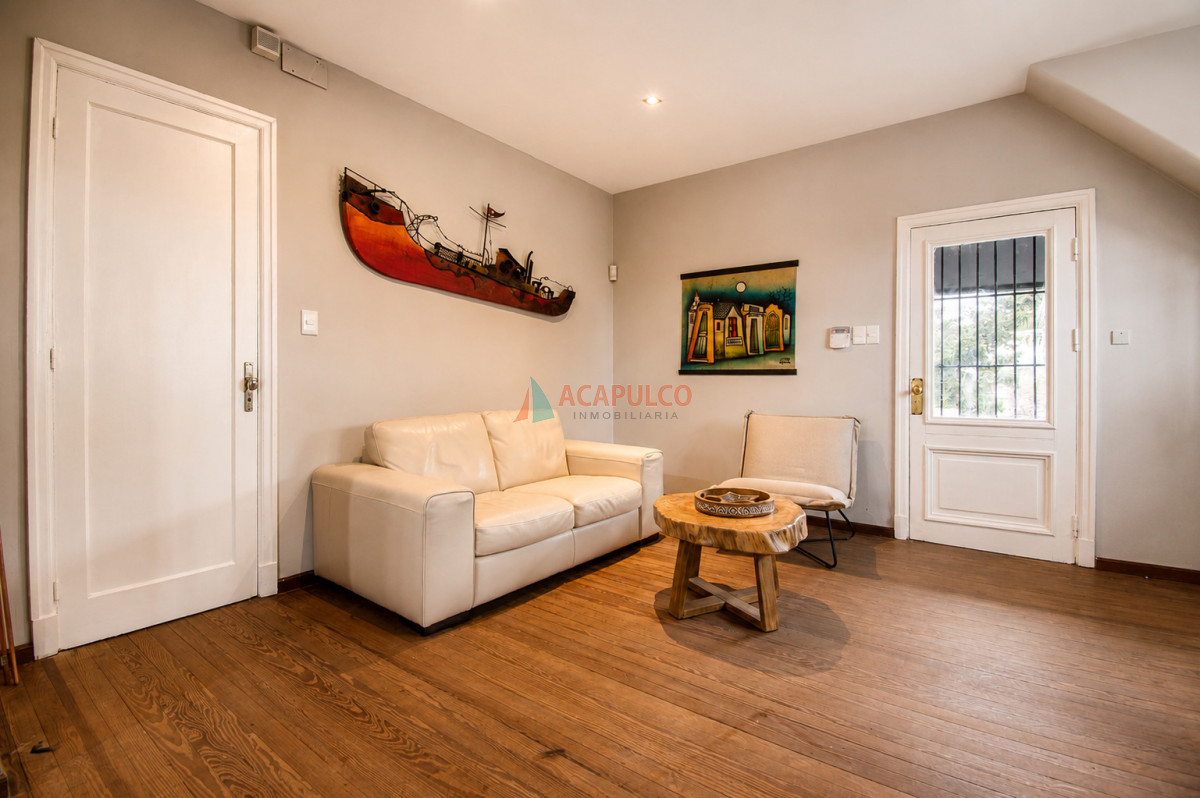 Casa ID.6515 - Alquiler casa 2 o 3 dormitorios en Carrasco, 2 cocheras, amoblada
