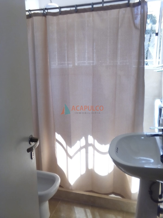 Casa Ref.4489/Casa-de-3-dormitorios-y-piscina-en-Cantegril---Punta-del-Este - Casa de 3 dormitorios y piscina en Cantegril - Punta del Este